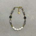 Bracelet artisanal avec perles d'eau douce blanches naturelles et pierres grises - Style pierre de colonne grise à cinq perles (Bracelet 32)