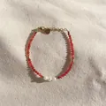 Bracelet fait main avec perles de cornaline rouge et trois perles d'eau douce blanches - Style plaque de cœur en perles facettées rouges (Bracelet 34)