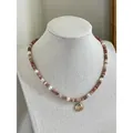 Detailweergave van natuurstenen kralenketting met parels en gouden schelphanger - Kunstmatige Parel en Metalen Schelpketting (25B8) / 38+5cm / Roze