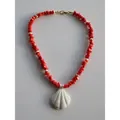 Handgemaakte ketting van rode stenen met parels en een grote witte schelp hanger - Rode Gebroken Steen en Kunstmatige Parelketting (25B8) / 43cm / Rood