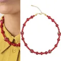 Vue côte à côte d'un collier de fraises rouges sur un modèle et à plat. - 38+5cm / Ras du cou perlé fraise rouge en verre de lampe (style pierre naturelle)