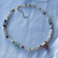 Collier en perles d'eau douce avec éclats de pierres et pendentif raisin en verre - 38+5cm / Collier ras du cou en perles de raisin en verre de lampe violet