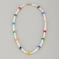 Vue détaillée du collier en perles d'eau douce avec des breloques champignons - 38+5cm / Collier ras du cou en perles de champignon en verre de lampe coloré