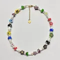 Vue détaillée d'un collier en perles et champignons en verre coloré - 38+5cm / Collier ras du cou en perles de champignon et fleur en verre de lampe