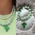 Collier de perles en verre vertes avec pendentif cactus et vraies perles d'eau douce. - 38+5cm / Collier ras du cou cactus en verre de lampe vert