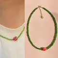 Collier de perles vertes avec un pendentif fraise en verre rouge fait à la main - 38+5cm / Collier ras du cou en perles de fraise rouge unique en verre de lampe