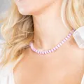 Vista detallada de un collar de cuentas de ábaco de piedra natural rosa en una modelo - Rosa Claro