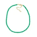 Vista detallada de collar de piedras naturales verdes con cierre dorado elegante. - Verde