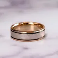 Anello bicolore in oro rosa e argento con trama martellata su base in marmo - n.5 / Anello a Fascia Martellata / oro bicolore