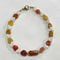 Vue détaillée d'un bracelet en pierres naturelles aux tons vifs de bonbons dopamine - Style de pierre irrégulière orange rouge jaune / Taille unique / 18cm / Orange Chaud Multicolore