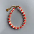 Détail d'un bracelet de perles colorées avec un charm en cœur doré et un fermoir mousqueton. - Style de perles rondes orange rouge en cristal facetté / Taille unique / 17+3cm / Rouge Orangé