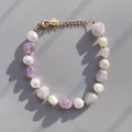 Gros plan d'un bracelet en perles naturelles et pierres d'améthyste irrégulières. (86 chars) - Style de perles baroques et éclats de pierre violets / Taille unique / 17+3cm / Mauve Clair