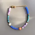 Vue détaillée du bracelet en pierres naturelles colorées avec chaîne d'extension dorée. - Modèle mixte de perles cylindriques violettes avec perles rondes bleues et perles baroques / Taille unique / 17+3cm / Multicolore Bleu Violet