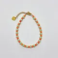 Vue détaillée du bracelet en pierres naturelles aux couleurs dopamine et cœur doré - Style de perles rondes orange et vertes disposées en alternance / Taille unique / 17+3cm / Bicolore orange vert