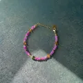 Détail d'un bracelet de perles colorées de style dopamine avec breloque cœur et pierres - Modèle de perles rondes roses et perles facettées ambre avec strass / Taille unique / 17+3cm / Rose Orange Rouge