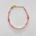 Bracelet en pierres naturelles roses fait main avec perle et breloque cœur doré - Style de perles facettées mates roses et perles / Taille unique / 17+3cm / Rose
