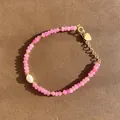 Bracelet en pierres roses avec perle baroque et breloque cœur doré. - Modèle de perles facettées roses et perle baroque irrégulière / Taille unique / 17+3cm / Rose