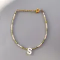 Bracelet en perles de pierre naturelle avec breloque lettre S en nacre, style dopaminé - Style patchwork avec pendentif lettre S / Taille unique / 17+3cm / Rose et Vert Multicolore
