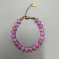 Bracelet en pierres naturelles colorées avec perles violettes et breloque cœur doré - Style de perles tambour violettes et perles de séparation rouges / Taille unique / 17+3cm / Bicolore violet rouge
