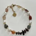Bracelet fait main en pierres naturelles et perles colorées avec un pendentif cœur - Style d'éclats de pierre naturelle et perles en forme de cœur / Taille unique / 17+3cm / Multicolore