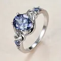 Elegante anello con gemma viola ovale e fascia intrecciata a nodo celtico d'argento - Taglia 7 / Blu