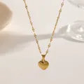 Detailaufnahme einer vergoldeten Herzanhänger-Halskette mit einer facettierten Gliederkette. - Herzhalskette / Gold