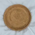 Vista detallada de una bandeja redonda de ratán tejida a mano con textura - Bandeja Plana / Pequeño (23x1.5cm)
