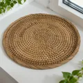 Primer plano de una bandeja redonda de ratán tejida a mano en un alféizar blanco. - Bandeja Plana / Grande (27x1.5cm)
