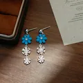 Elegante vintage bloemen oorbellen met blauwe turquoise en heldere fonkelende kristallen - Turkoois Bloem Kwastje Stijl (E3161) / Zilver