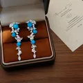 Elegante vintage druppeloorbellen met blauwe turkoois en fonkelende witte strasstenen - Turkoois Multi-Bloem Kwastje Stijl (E3162) / Zilver
