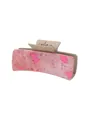 Détail d'une grande pince à cheveux avec une surface en similicuir texturé de couleur rose - Style Cuir Texturé Rose (90252)