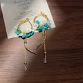 Elegante oorbellen in nieuwe Chinese stijl met turquoise en witte bloemaccenten - Onregelmatige Turkoois Wikkel Stijl (E2787) / Goud
