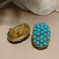Elegante retro ovale oorknopjes met turquoise kralen, goudkleurige afwerking en omega-sluiting - Turkoois Ovale Huggie Stijl (E0842) / Goud