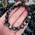 Nahaufnahme eines natürlichen Obsidian-Armbands mit starkem silbernem Glanzeffekt und Licht - Stufe 3