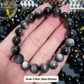 Primer plano de una pulsera de obsidiana plateada natural con fuertes efectos de reflejos - Bucle Único (Aprox. 23 Cuentas) / 8mm / Grado 3