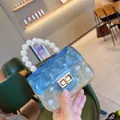 Dettaglio di una mini borsa jelly in PVC con manico di perle e sfumatura blu. - blu trasparente