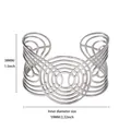 Vue macro détaillée du bracelet jonc géométrique argenté avec ses dimensions exactes - Style Cercles Concentriques Évidés (B2199P)