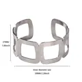 Vue détaillée d'un bracelet manchette large en acier inoxydable avec découpes géométriques - Style Carré Géométrique Évidé (B2130P)