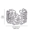 Vue détaillée d'un bracelet ajouré en acier inoxydable avec dimensions 31mm sur 56mm - Style de Texture de Point de Feuille de Fleur Évidée (B2194P)