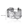 Vue détaillée d'un large bracelet manchette en acier inoxydable avec mesure de 30mm - Style de Texture de Ride de Lave (B1657P)