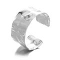 Bracelet manchette large en acier inoxydable argenté avec texture martelée irrégulière. - Style de Texture Martelée Ondulée (B1585P)