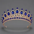 Elegante roségouden trouwtiara met grote blauwe traankristallen en heldere strasstenen. - Koningsblauw Strass