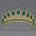 Luxe vintage bruidstiara met smaragdgroene strass steentjes en een stijlvol gouden montuur - Groene Zirkoon