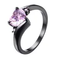 Nahaufnahme eines rosa herzförmigen Zirkonia-Steins auf einem schwarzen Ring - Größe 7 / Schwarzgold Rosa Zirkonia