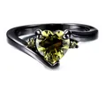 Exquisites Makro-Detail eines schwarzen Rings mit einem herzförmigen gelbgrünen Zirkon - Größe 7 / Schwarzgold Olivgrün