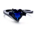 Eleganter schwarz plattierter Modering mit einem herzförmigen blauen Zirkoniastein - Größe 7 / Schwarz Gold Königsblau Zirkonia