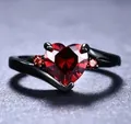 Eleganter schwarzer Metallring mit zentralem rotem Herz-Zirkon und Seitensteinen - Größe 7 / Schwarzgold Roter Strass