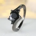 Eleganter schwarz beschichteter Ring mit herzförmigem Zirkonia und Mikroeinlagen - Größe 7 / Schwarzgold Vergoldet Schwarzer Zirkon