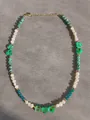 Detail van een handgemaakte kralenketting met groene schelpharten en echte parels. - Groene Schelp Parelketting / 38+5cm / Groen