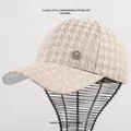 Detail beige kanten baseballcap met strass M-letter en klassiek houndstooth patroon - Verstelbaar / Khaki